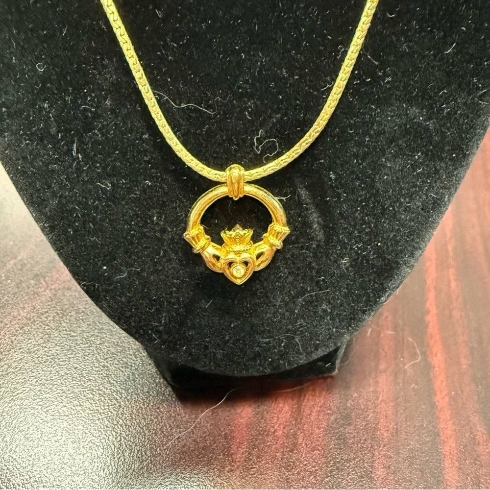 Avon Claddaugh  Goldtone Necklace NIB vintage 1992